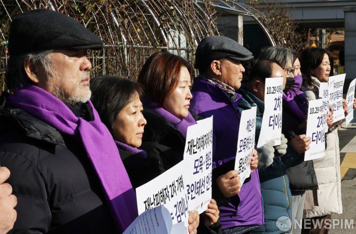 [서울=뉴스핌] 양윤모 기자 = 10.29 이태원참사 유가족들이 12일 서울 서초구 서울중앙지방법원 앞에서 10.29 이태원참사 2차 가해자인 '김미나 창원시의원에 대한 손해배상 소송 2차 접수 기자회견'을 개최했다.  이날행사에는 최새얀 변호사,서채완 변호사, 조인영 변호사등 민주사회를 위한 변호사모임 소속 변호사들이 참여 했다. 2025.12.12 yym58@newspim.com