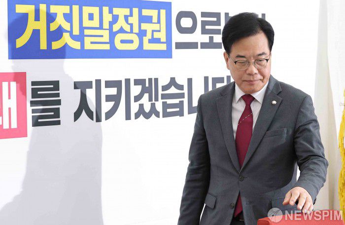 [서울=뉴스핌] 윤창빈 기자 = 송언석 국민의힘 원내대표가 12일 서울 여의도 국회에서 현안 관련 기자간담회에 참석하고 있다. 2025.12.12 pangbin@newspim.com