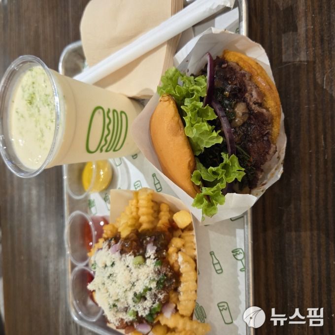 [싱가포르=뉴스핌] 이정아 기자 = 글로벌 버거 브랜드 쉑쉑(Shake Shack)이 내음과 함께 출시한 표고갈비 버거, 장아찌 프라이, 막걸리 셰이크. 2025.12.12 plum@newspim.com