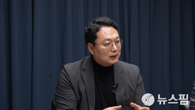 [서울=뉴스핌] 한태희 기자 = 천하람 개혁신당 국회의원이  뉴스핌TV 스튜디오에서 '국가 리스크된 정치 양극화, 어떻게 풀 것인가'를 주제로 대담하고 있다. [사진=뉴스핌] 2025.12.12 ace@newspim.com