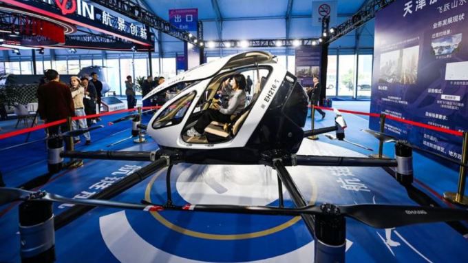 [톈진 신화사 = 뉴스핌 특약] 2025년 10월 18일 중국 톈진(天津)시에서 열린 '제7회 차이나 헬리콥터 박람회(中國天津國際直升機博覽會∙CHINA HELICOPTER EXPOSITION)'에서 한 관람객이 저공경제 전시관 내에 전시된 전기수직이착륙비행기(eVTOL)를 체험하고 있다.