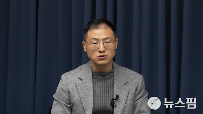 [서울=뉴스핌] 한태희 기자 = 김상욱 더불어민주당 국회의원이  뉴스핌TV 스튜디오에서 '국가 리스크된 정치 양극화, 어떻게 풀 것인가'를 주제로 대담하고 있다. [사진=뉴스핌]  2025.12.12 ace@newspim.com