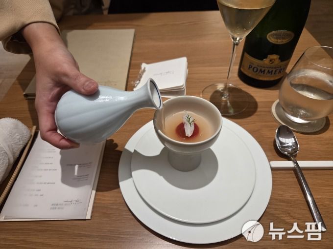 [싱가포르=뉴스핌] 이정아 기자 = 싱가포르 한식 레스토랑 '내음(NAE:UM)'의 토마토 동치미. 2025.12.12 plum@newspim.com