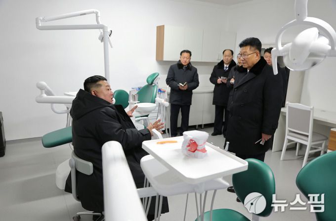 [서울=뉴스핌] 이영종 통일전문기자 = 김정은 북한 국무위원장이 13일 평북 구성시병원 준공식에 참석한 뒤 내부를 둘러보고 있다. 뒤편으로 치과 치료 설비가 보인다. [사진=노동신문] 2025.12.14 yjlee@newspim.com