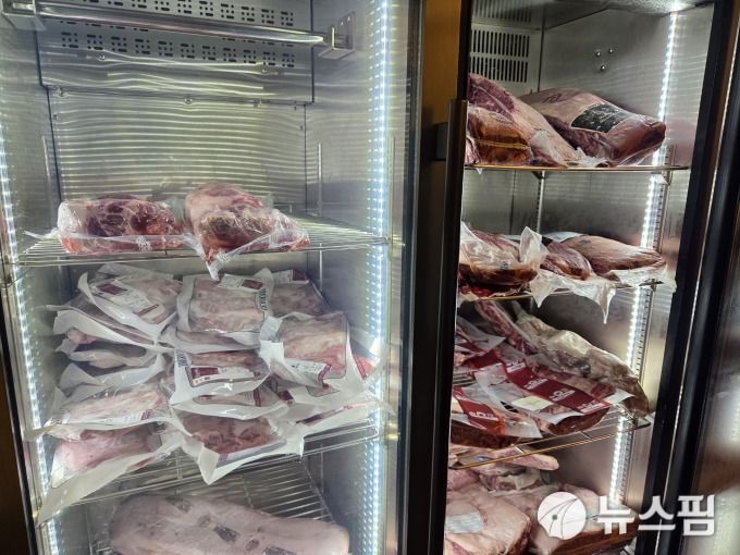 [싱가포르=뉴스핌] 이정아 기자 = 지난달 29일 싱가포르 서울 레스토랑에서 제주산 한우·돼지고기를 들여왔다. 2025.12.13 plum@newspim.com