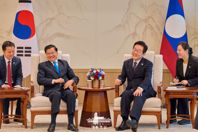 이재명 대통령과 통룬 시술릿 라오스 국가주석이 15일 용산 대통령실에서 정상회담을 하면서 웃고 있다. [사진=대통령실]