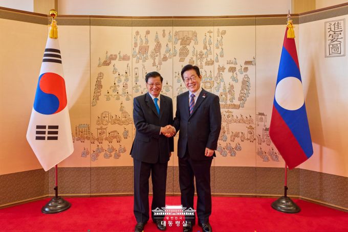 이재명 대통령과 통룬 시술릿 라오스 국가주석이 15일 용산 대통령실에서 열린 공식 환영식에서 악수 인사하고 있다. [사진=대통령실]