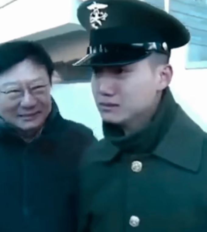 박세현씨가 지난 4일 해병대 병사 1323기 수료식에서 아버지 박지만 회장에게 경례를 마치고 어머니 서향희 변호사를 향해 가고 있다. 세현씨는 경례 중 잠시 울먹이는 모습을 보이기도 했다. [사진=해병대 전우회 독자 제공] 2025.12.15 gomsi@newspim.com