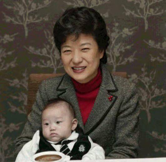 박근혜 전 대통령이 한나라당 대표 시절인 2005년 12월 31일 자신의 미니홈피 '씨월드'에 올린 조카 세현씨의 백일사진. 박 대표는 2004년 9월 12일 세현군이 태어났을 때도 "우리 가문의 귀한 아이가 태어나서 얼마나 기쁜지 모르겠다"며 오전에 꽃다발을 가지고 축하를 해주고, 오후에 다시 들러 선물을 전달하는 등 조카 사랑을 유감없이 드러낸 바 있다. [사진=국방일보 제공] 2025.12.15 gomsi@newspim.com