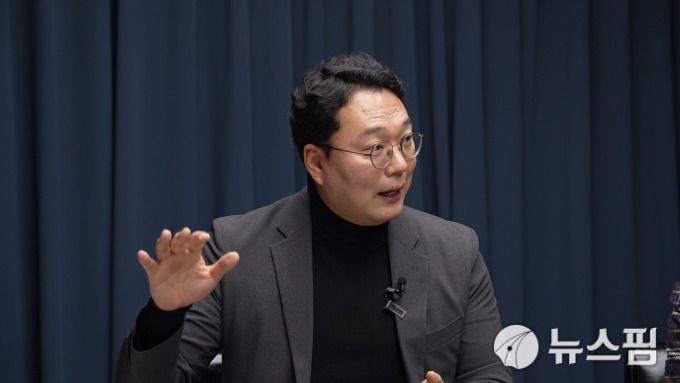 [서울=뉴스핌] 한태희 기자 = 천하람 개혁신당 국회의원이 뉴스핌TV 스튜디오에서 '국가 리스크된 정치 양극화, 어떻게 풀 것인가'를 주제로 대담하고 있다. [사진=뉴스핌] 2025.12.15 ace@newspim.com