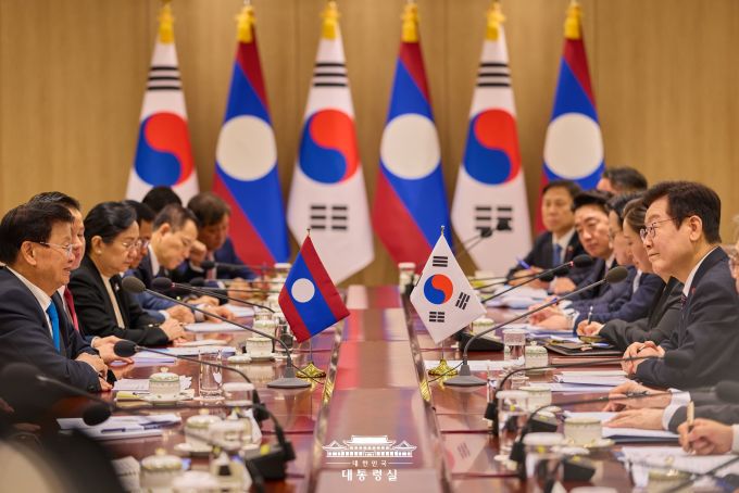 이재명 대통령과 통룬 시술릿 라오스 국가주석이 15일 용산 대통령실에서 확대 정상회담을 하고 있다. [사진=대통령실]