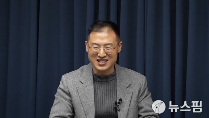 [서울=뉴스핌] 한태희 기자 = 김상욱 더불어민주당 국회의원이 뉴스핌TV 스튜디오에서 '국가 리스크된 정치 양극화, 어떻게 풀 것인가'를 주제로 대담하고 있다. [사진=뉴스핌] 2025.12.15 ace@newspim.com