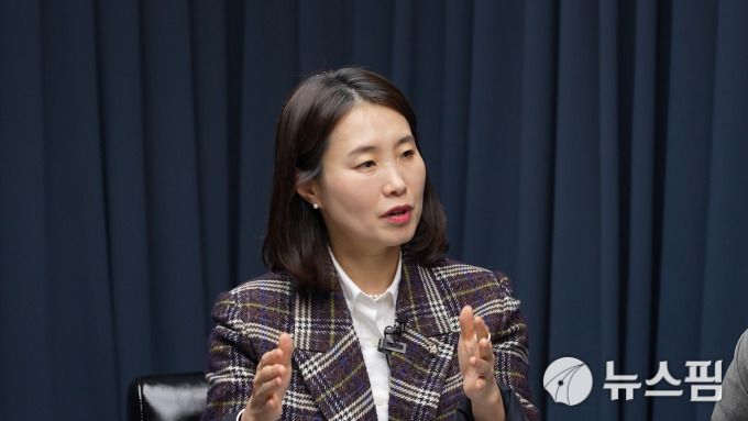 [서울=뉴스핌] 한태희 기자 = 김소희 국민의힘 국회의원이 뉴스핌TV 스튜디오에서 '국가 리스크된 정치 양극화, 어떻게 풀 것인가'를 주제로 대담하고 있다. [사진=뉴스핌] 2025.12.15 ace@newspim.com