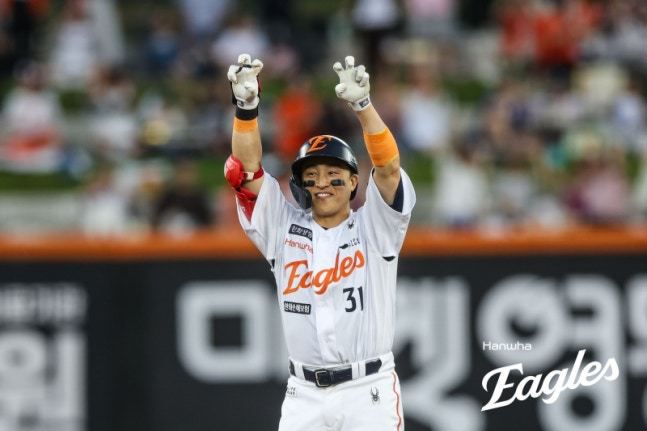 [서울=뉴스핌] 한화의 손아섭이 13일 대전 롯데와의 경기에서 2타점 적시 2루타를 친 뒤 세리머니 하고 있다. [사진 = 한화] 2025.08.13 wcn05002@newspim.com