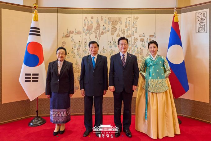 이재명 대통령과 통룬 시술릿 라오스 국가주석이 15일 용산 대통령실에서 열린 공식 환영식에서 김혜경 여사, 날리 시술릿 여사와 함께 기념사진을 찍고 있다. [사진=대통령실]