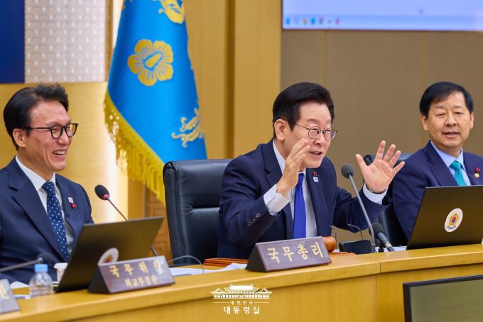 이재명 대통령이 16일 정부세종청사에 국무회의를 주재하면서 국무위원들과 현안에 대해 의견을 주고받고 있다. [사진=대통령실]