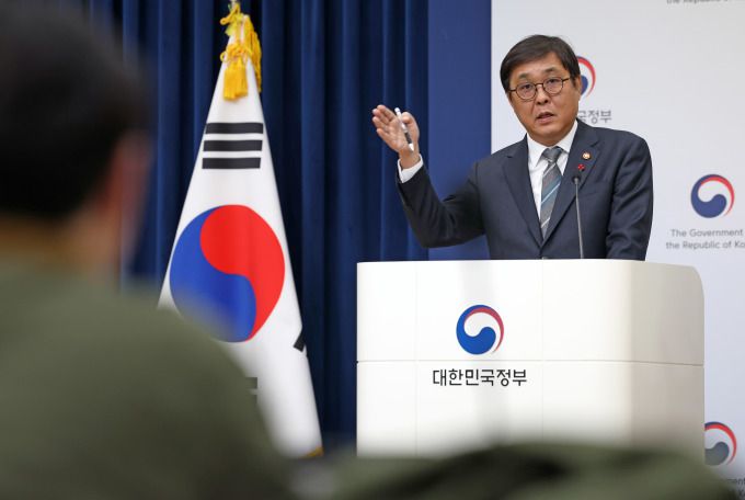 최휘영 문화체육관광부 장관이 16일 대통령 업무보고 이후 사후 브리핑을 하고 있다. [사진=문화체육관광부]