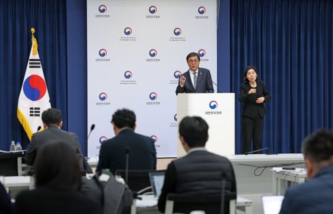 최휘영 문화체육관광부 장관이 16일 대통령 업무보고 이후 사후 브리핑을 하고 있다. [사진=문화체육관광부]