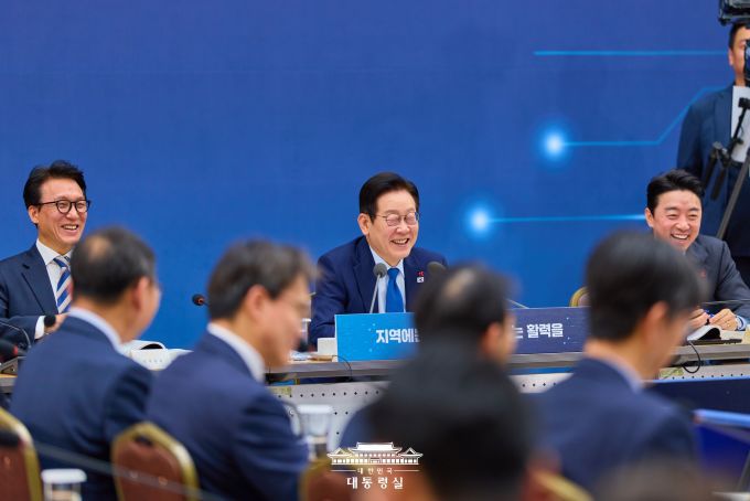 이재명 대통령이 17일 정부 세종컨벤션센터에서 산업통상자원부와 중소벤처기업부, 지식재산처 업무보고를 주재하고 있다. [사진=대통령실]