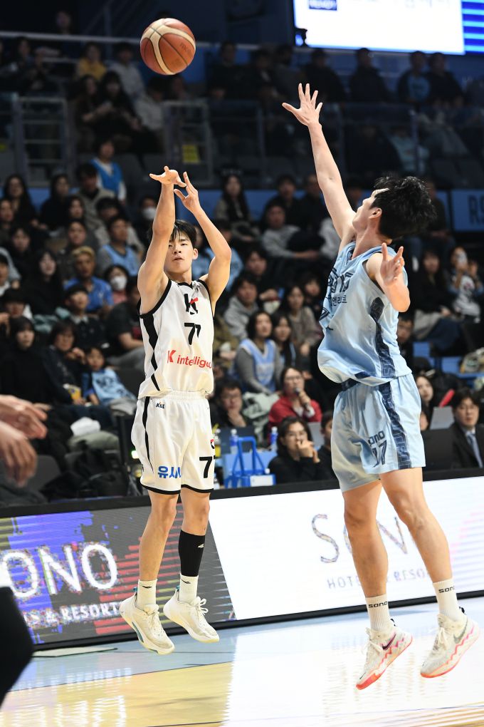 [서울=뉴스핌] KT의 가드 강성욱(왼쪽)이 16일에 열린 소노와의 경기에서 3점슛을 시도하고 있다. [사진 = KBL] 2025.12.16 wcn05002@newspim.com