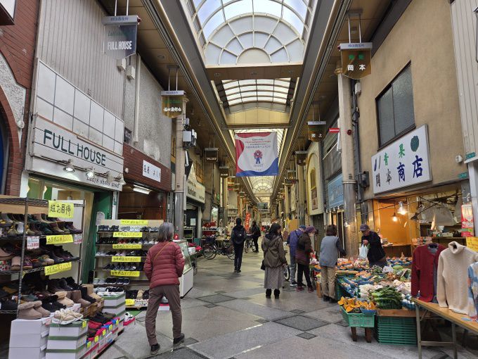 [오사카=뉴스핌] 김기랑 기자 = 일본 오사카 내 두부가게 '시마즈야'가 위치한 상점가 전경. 2025.12.16 rang@newspim.com