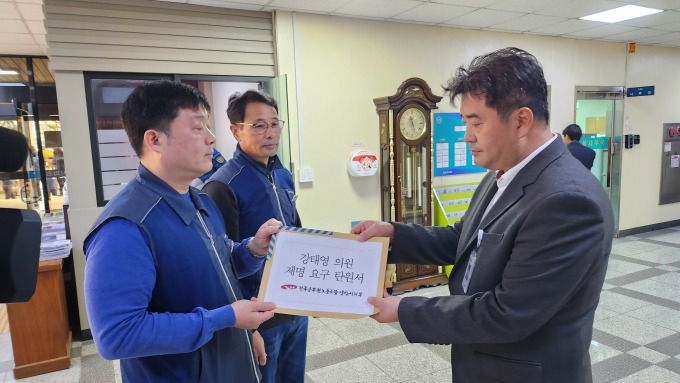 전국공무원노동조합 경남지역본부 양산시지부의 김권준 지부장이 양산시의회 강태영 의원의 제명요구 탄원서를 의회 사무국장에게 전달하는 모습.[사진=전국공무원노동조합 경남지역본부 양산시지부] 2025.12.17
