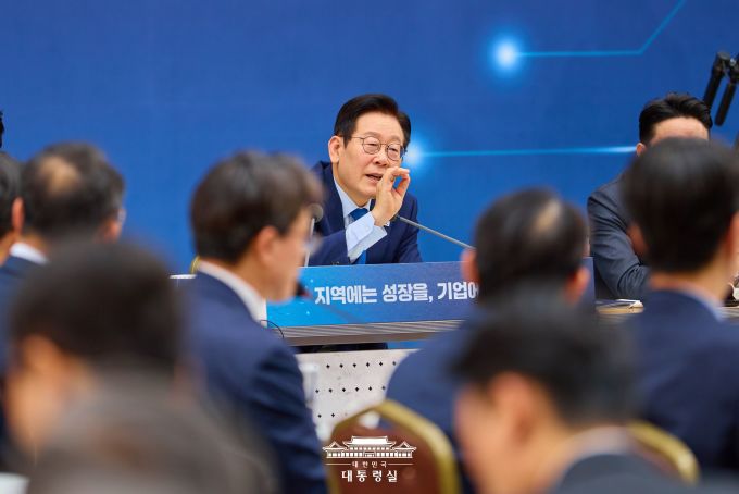 이재명 대통령이 17일 정부세종컨벤션센터에서 산업통상자원부와 중소벤처기업부, 지식재산처 업무보고를 받으면서 발언하고 있다. [사진=대통령실]