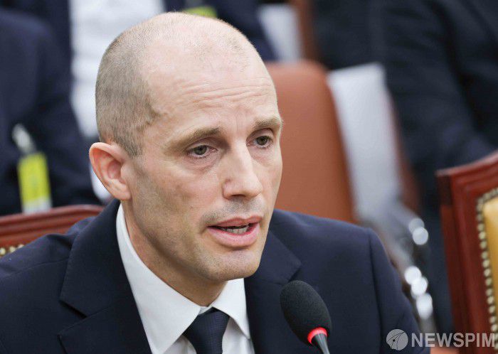 [서울=뉴스핌] 윤창빈 기자 = 헤롤드 로저스 쿠팡 대표가 17일 서울 여의도 국회 과학기술정보방송통신위원회에서 열린 쿠팡 침해사고 관련 청문회에서 의원 질문에 답변하고 있다. 2025.12.17 pangbin@newspim.com