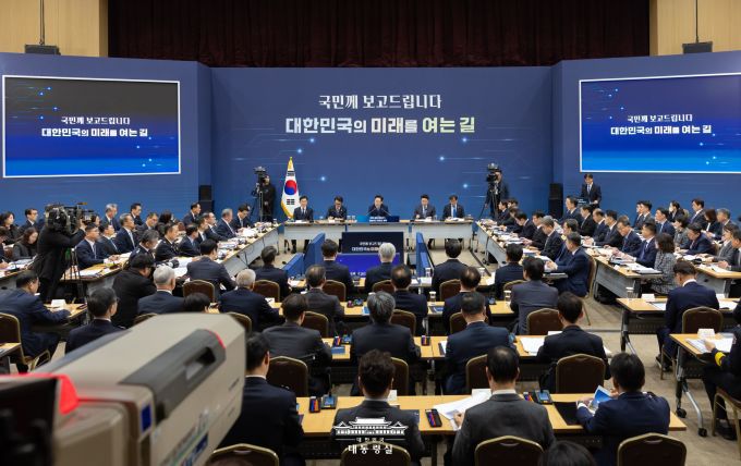 이재명 대통령이 17일 오후 세종시 정부세종컨벤션센터에서 행정안전부와 경찰청, 소방청, 인사혁신처 업무보고를 주재하고 있다. [사진=대통령실]