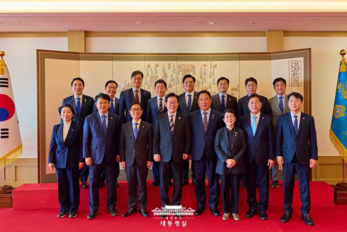 이재명 대통령이 18일 용산 대통령실에서 열린 더불어민주당 대전, 충남 국회의원 오찬 간담회 참석자들과 기념사진을 찍고 있다. [사진=대통령실]