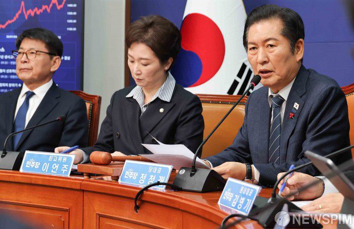 [서울=뉴스핌] 윤창빈 기자 = 정청래 더불어민주당 대표가 15일 서울 여의도 국회에서 열린 최고위원회의에서 모두발언을 하고 있다. 2025.12.15 pangbin@newspim.com