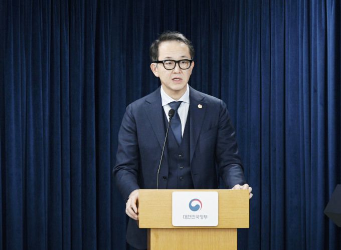 야수토 와타나베 AMRO 소장이 19일 정부서울청사에서 열린 '2025년 아세안+3 역내 거시경제 조사기구(AMRO) 연례협의 결과 브리핑'에서 주요 내용을 발표하고 있다. [사진=기획재정부] 2025.12.19 plum@newspim.com