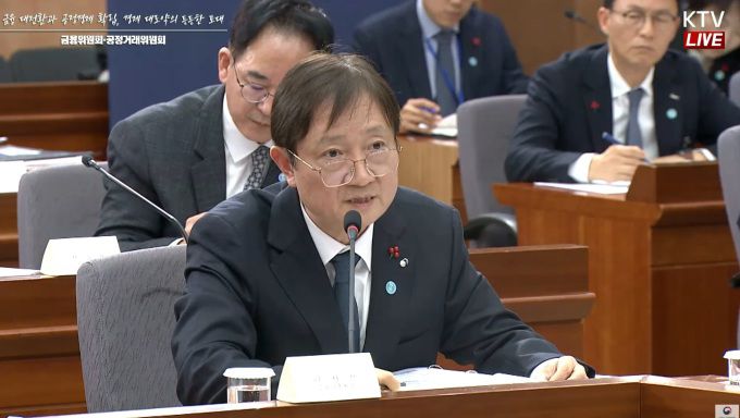 이찬진 금융감독원장이 19일 금융위원회와 금융감독원, 공정거래위원회에 대한 업무보고에서 이 대통령의 '부패한 이너서클'이 금융집단의 은행장과 지주사 회장을 돌아가면서 해 먹는다는 발언에 대해 답변하고 있다. [사진=KTV]