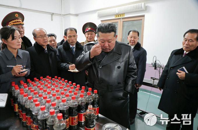 [서울=뉴스핌] 이영종 통일전문기자 = 지난 18일 황해남도 장연군의 지방공업 공장을 방문한 김정은 북한 국무위원장이 간장맛을 보고 있다. [사진=노동신문] 2025.12.19 yjlee@newspim.com