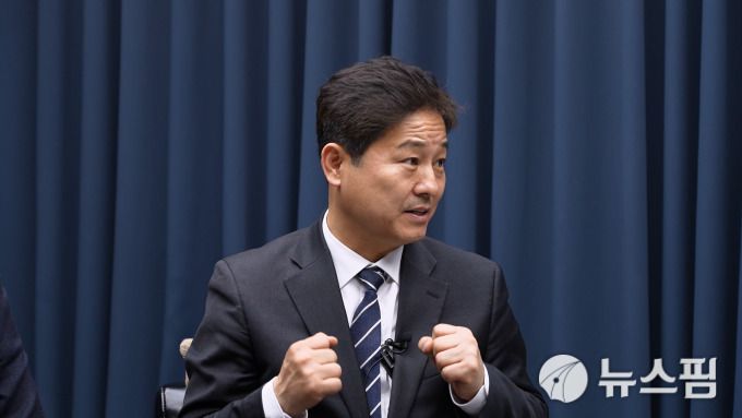 [서울=뉴스핌] 한태희 기자 = 김영배 더불어민주당 국회의원이 뉴스핌TV 스튜디오에서 '국가 리스크된 정치 양극화, 어떻게 풀 것인가'를 주제로 대담하고 있다. [사진=뉴스핌] 2025.12.17 ace@newspim.com