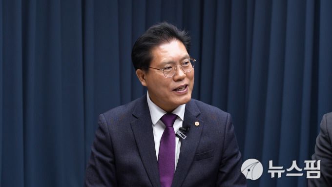 [서울=뉴스핌] 한태희 기자 = 송석준 국민의힘 국회의원이 뉴스핌TV 스튜디오에서 '국가 리스크된 정치 양극화, 어떻게 풀 것인가'를 주제로 대담하고 있다. [사진=뉴스핌] 2025.12.17 ace@newspim.com