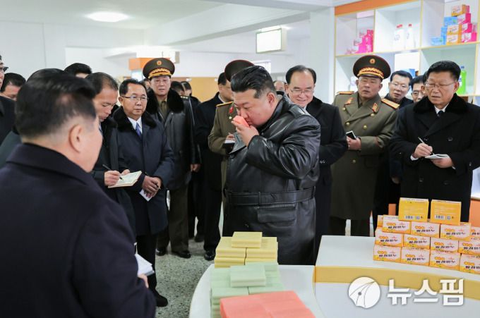 [서울=뉴스핌] 이영종 통일전문기자 = 지난 18일 황해남도 장연군의 지방공업 공장을 방문한 김정은 북한 국무위원장이 빨래비누 향을 맡아보고 있다. [사진=노동신문] 2025.12.19 yjlee@newspim.com