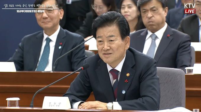 정동영 통일부 장관이 19일 정부서울청사에서 열린 통일부 업무보고에서 북한 노동신문의 일반 국민 열람과 허용에 대해 이재명 대통령 질문에 답변하고 있다. [사진=KTV]