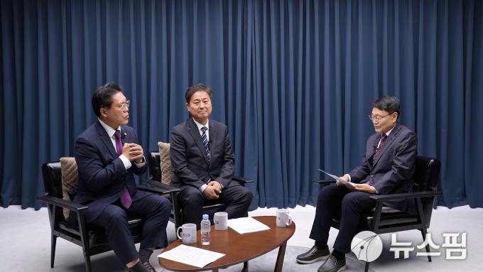 [서울=뉴스핌] 한태희 기자 = 송석준 국민의힘 국회의원(왼쪽)과 김영배 더불어민주당 국회의원(오른쪽)이 뉴스핌TV 스튜디오에서 '국가 리스크된 정치 양극화, 어떻게 풀 것인가'를 주제로 대담하고 있다. [사진=뉴스핌] 2025.12.17 ace@newspim.com