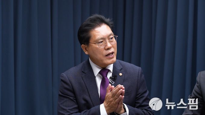 [서울=뉴스핌] 한태희 기자 = 송석준 국민의힘 국회의원이 뉴스핌TV 스튜디오에서 '국가 리스크된 정치 양극화, 어떻게 풀 것인가'를 주제로 대담하고 있다. [사진=뉴스핌]2025.12.17 ace@newspim.com