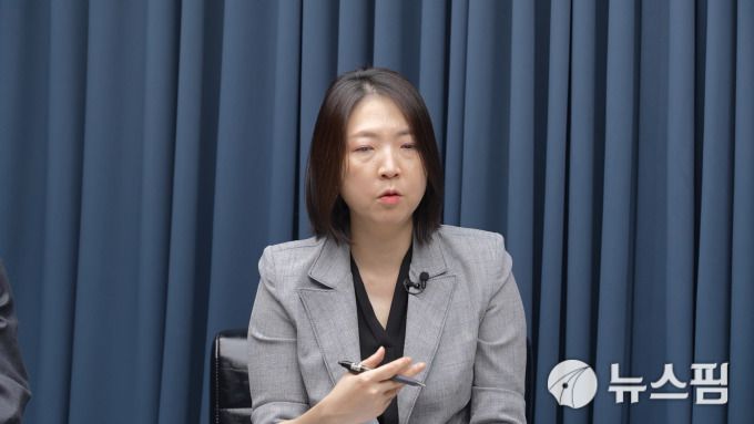 [서울=뉴스핌] 한태희 기자 = 장윤미 변호사가 뉴스핌TV 스튜디오에서 '국가 리스크된 정치 양극화, 어떻게 풀 것인가'를 주제로 대담하고 있다. [사진=뉴스핌] 2025.12.172025.12.22 ace@newspim.com