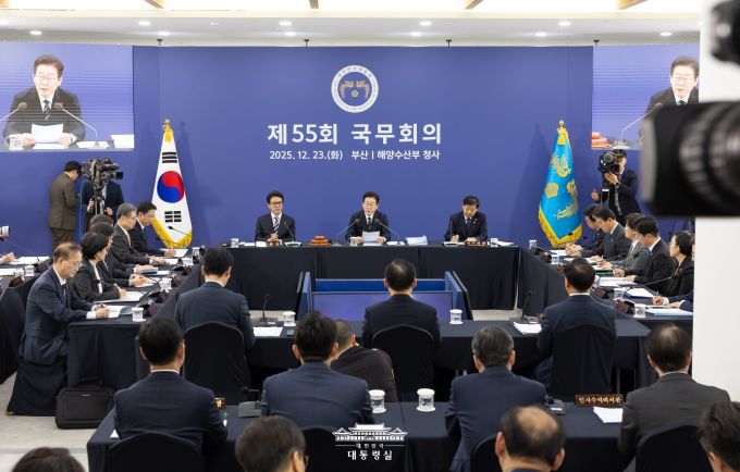 이재명 대통령이 23일 부산광역시로 이전한 해양수산부 임시청사에서 국무회의를 주재하고 있다. [사진=대통령실]