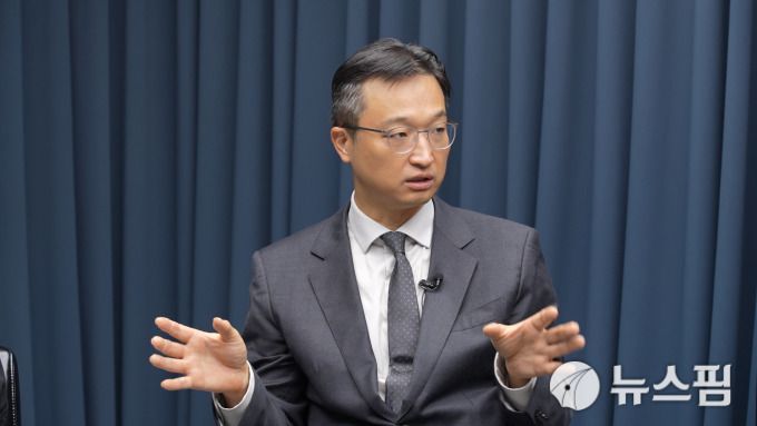 [서울=뉴스핌] 한태희 기자 = 조귀동 민컨설팅 전략실장이 뉴스핌TV 스튜디오에서 '국가 리스크된 정치 양극화, 어떻게 풀 것인가'를 주제로 대담하고 있다. [사진=뉴스핌] 2025.12.172025.12.22 ace@newspim.com