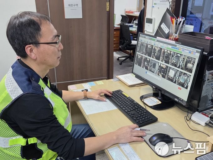 [성남=뉴스핌] 이정아 기자 = 지난달 19일 한국도로공사 서울경기본부 성남영업소 이동훈 주임이 AI 기술을 활용해 적재불량 트럭을 찾아내고 있다. 2025.12.22 plum@newspim.com