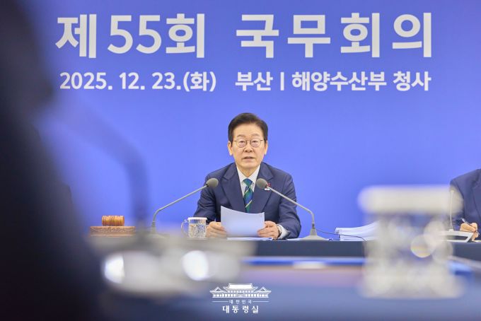 이재명 대통령이 23일 부산광역시로 이전한 해양수산부 임시청사에서 국무회의를 주재하면서 발언하고 있다. [사진=대통령실]