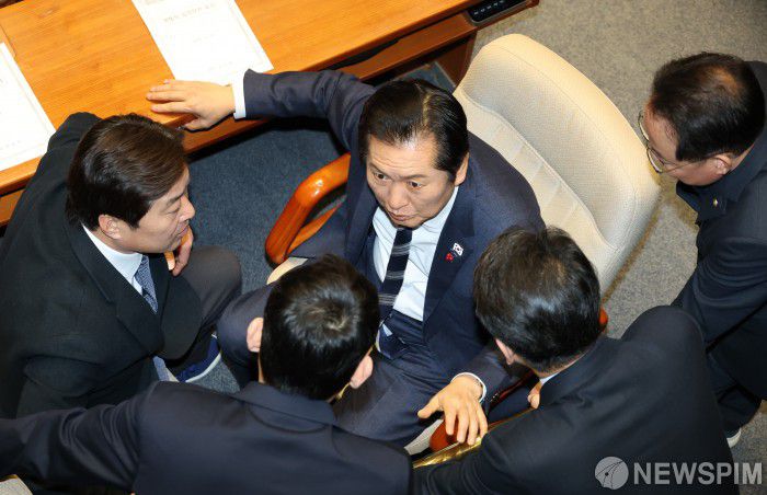 [서울=뉴스핌] 정일구 기자 = 정청래 더불어민주당 대표가 24일 서울 여의도 국회에서 열린 본회의에서 동료 의원들과 대화를 나누고 있다. 2025.12.24 mironj19@newspim.com