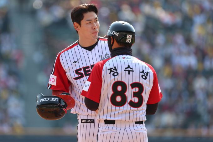 [서울=뉴스핌] LG의 홍창기가 지난 4월 6일 잠실 KIA와의 경기에서 안타를 친 뒤 정수성 코치와 얘기하고 있다. [사진 = LG] = 2025.04.06 wcn05002@newspim.com