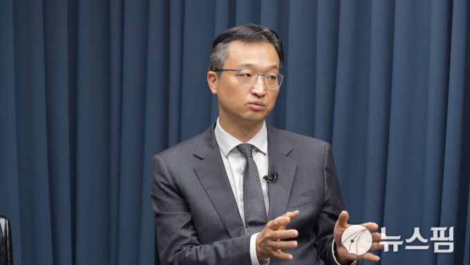 [서울=뉴스핌] 한태희 기자 = 조귀동 민컨설팅 전략실장이 뉴스핌TV 스튜디오에서 '국가 리스크된 정치 양극화, 어떻게 풀 것인가'를 주제로 대담하고 있다. 2025.12.22 ace@newspim.com