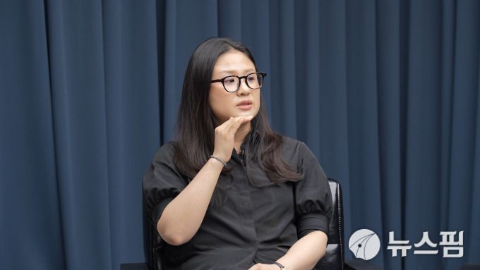 [서울=뉴스핌] 한태희 기자 = 이혜림 고려대 미디어대학 교수가 뉴스핌TV 스튜디오에서 '국가 리스크된 정치 양극화, 어떻게 풀 것인가'를 주제로 대담하고 있다. 2025.12.22 ace@newspim.com