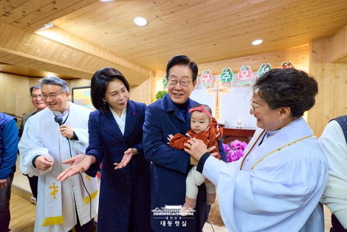 이재명 대통령과 김혜경 여사가 25일 오전 성탄절을 맞아 국회의원 시절 지역구였던 인천 계양구의 작은 해인교회에서 성탄 예배를 했다. 이 대통령 부부가 성탄 예배 행사를 하고 있다. [사진=대통령실]